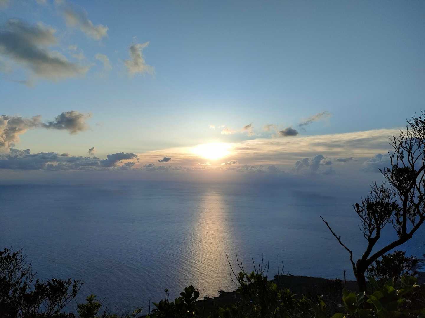 ご来光🌄まぶしいので直視はできません。