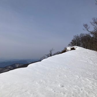 山頂近く、←左雪庇🫢