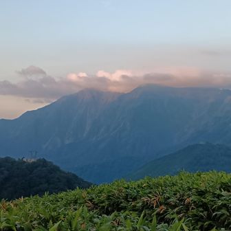 3日目、清水峠白崩避難小屋。
日の出から20分経過。
谷川岳の稜線が染まり始める?