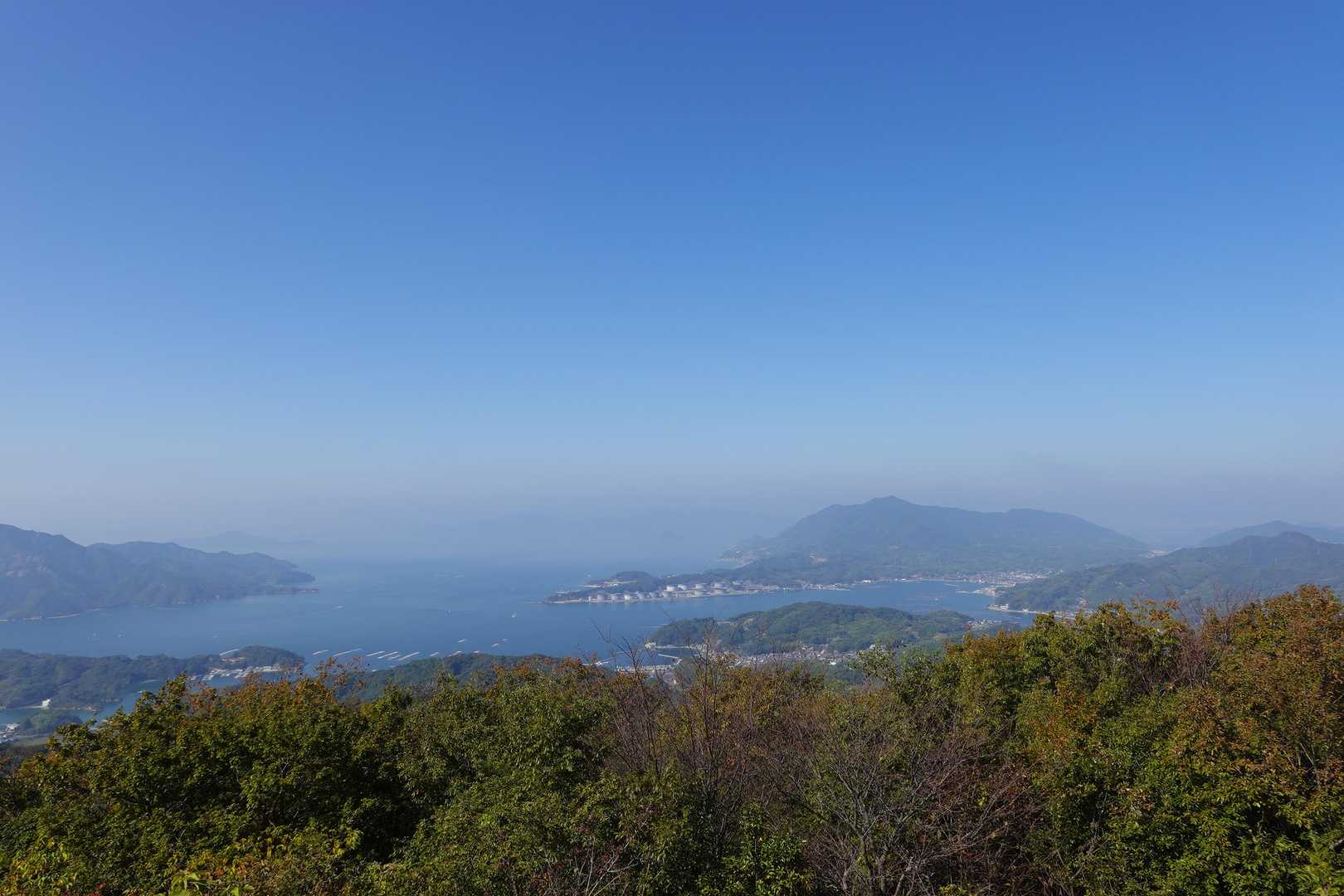 そこからの展望は、宮島方面。右は江田島北部にある能登呂山⛰️
弥山は奥に薄っすら見えました。