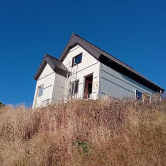 門内小屋に荷物を置いて、北股岳に出発です。収容人数は約20人で、宿泊協力金は2500円、水場は5分ほどの所にあります。
宿泊したのは私の他に1人、テント泊が2人でした。