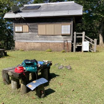 テント泊に絶好の場所。水場の案内が小屋の中のホワイトボードに書いてあった。15分下る。