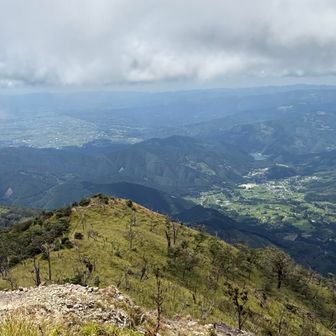 再び山頂から。さっきまで無だった西側の景色が開けて人吉盆地が見えてます