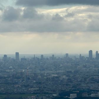 名駅のビル群がしっかり見えてきた。青空もちらり。