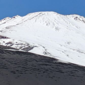 手の届きそうな所にあるアノ場所が、この国の最高地点だとゆ〜ことが、いまいちピンと来ないんです…☹️