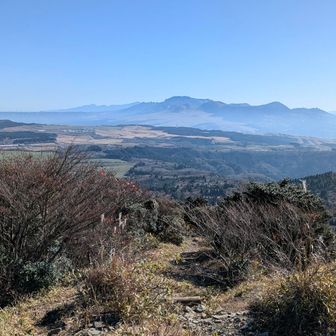 そして男岳に到着！
あまり広くない山頂に、たくさんの人がいました！
こんなにいい景色のお山、大人気のなのも納得✨