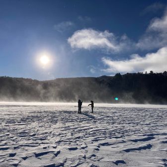 桟橋辺りから池を歩いて横切ります