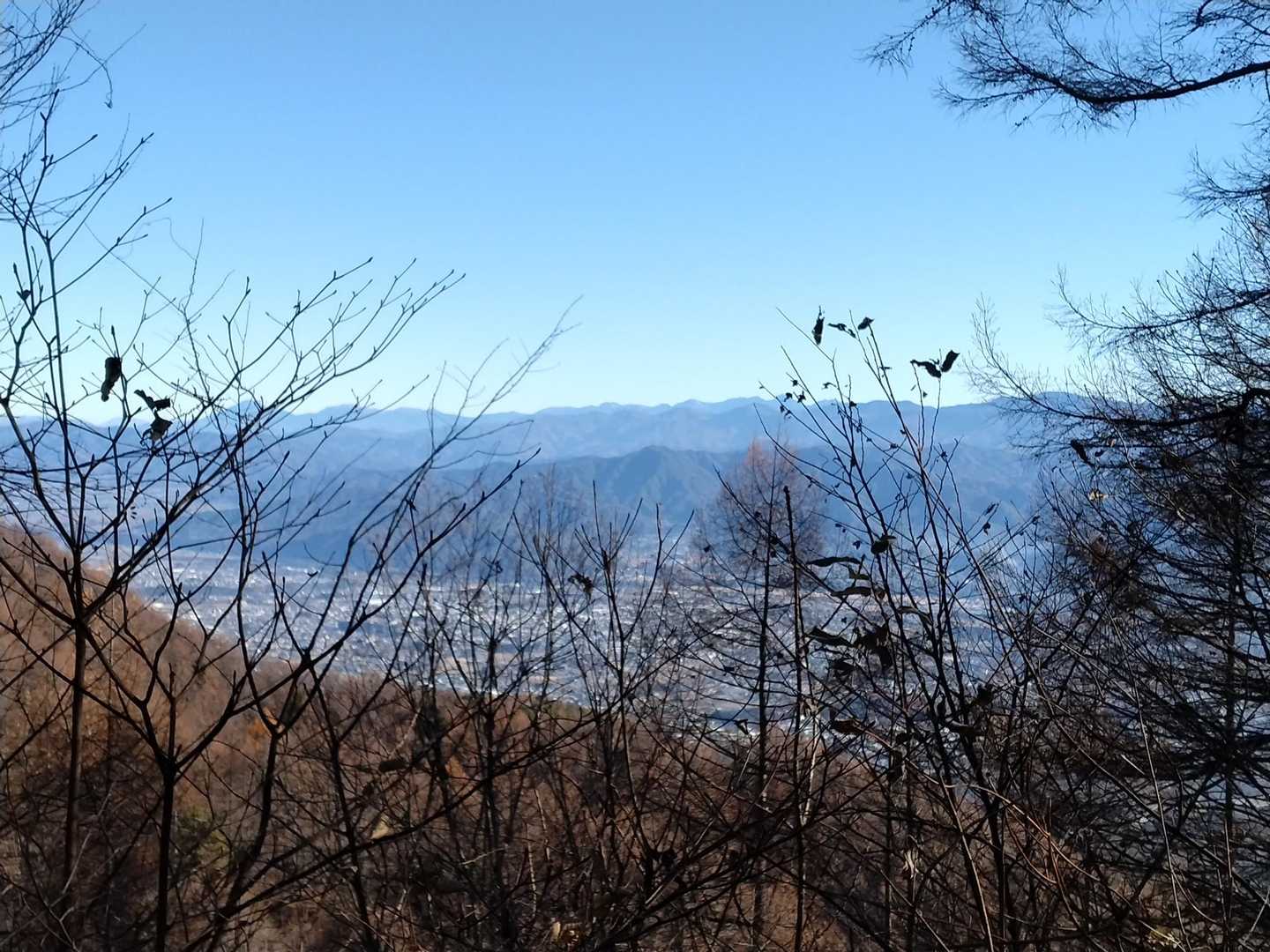 こちらからは、駒ヶ根の市街地が一望出来ますが、伸び過ぎた樹木が邪魔をします。(涙)