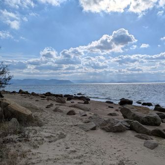 明日登る、飯野山（中右奥）と青ノ山（右左奥）。角山（飯野山の右）も瀬居島の後ろに頭が見える。
青ノ山の奥に右から、大麻山、象頭山、琴平山。琴平山のふもとに金毘羅宮がある