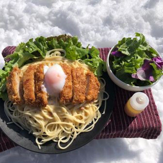 出来たのがコレ😆
「カルボカツ」←勝手に命名😙

昨日、スーパーマルハチで安売りしてたトンカツをカルボナーラにトッピングしました🙂
トンカツが揚げたてじゃないのが残念やったけど…🫤