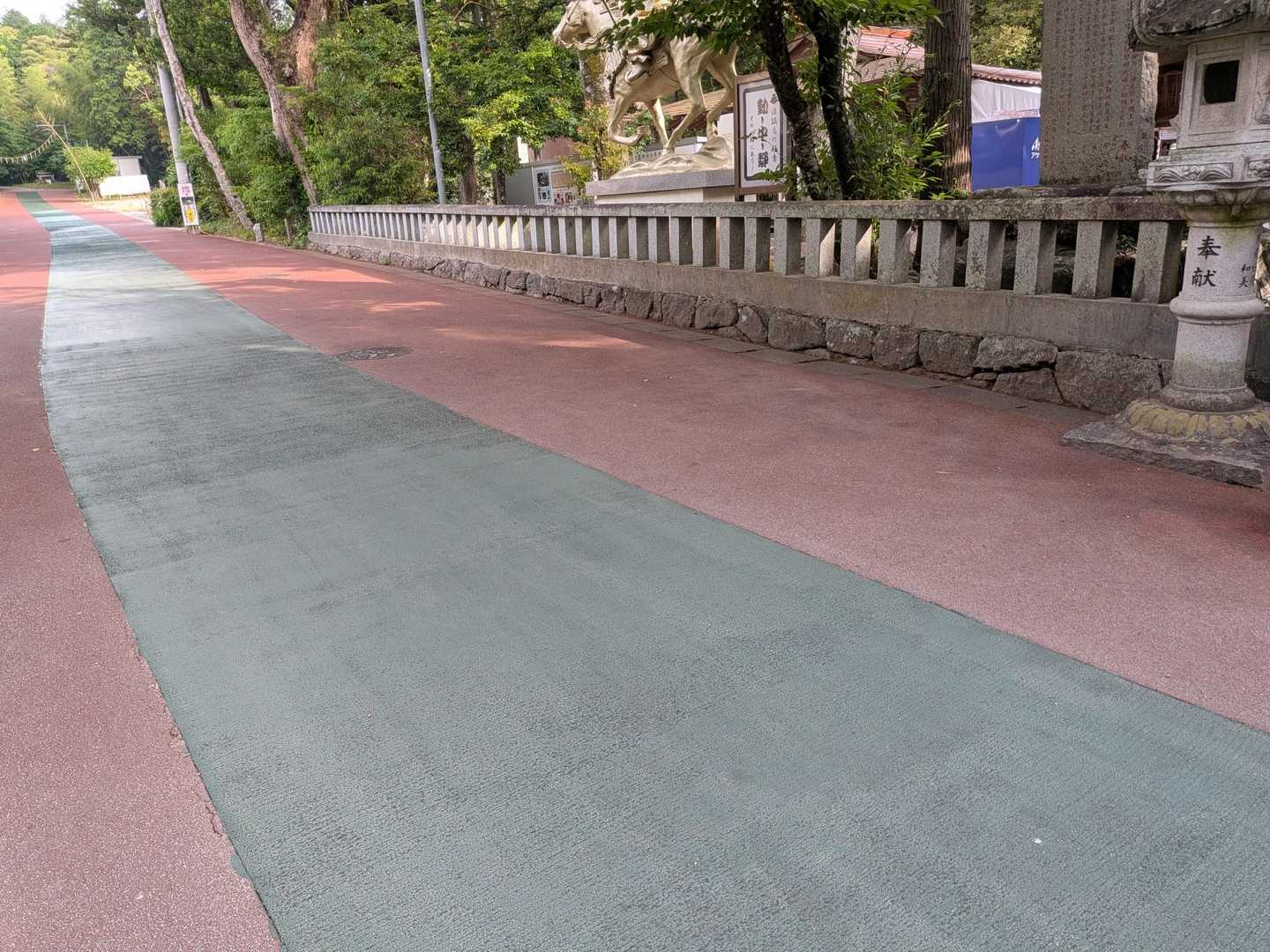 流鏑馬の馬場参道
国内唯一のウレタン舗装