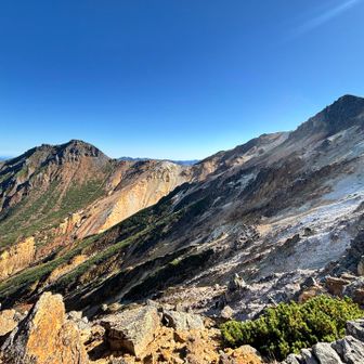 安足間の奥に愛別岳が！これこれ！
めっちゃ迫力満点！✨️
おー、安足間も愛別もかっこいい
こういう荒々しい山容、やっぱり
好きだなぁ