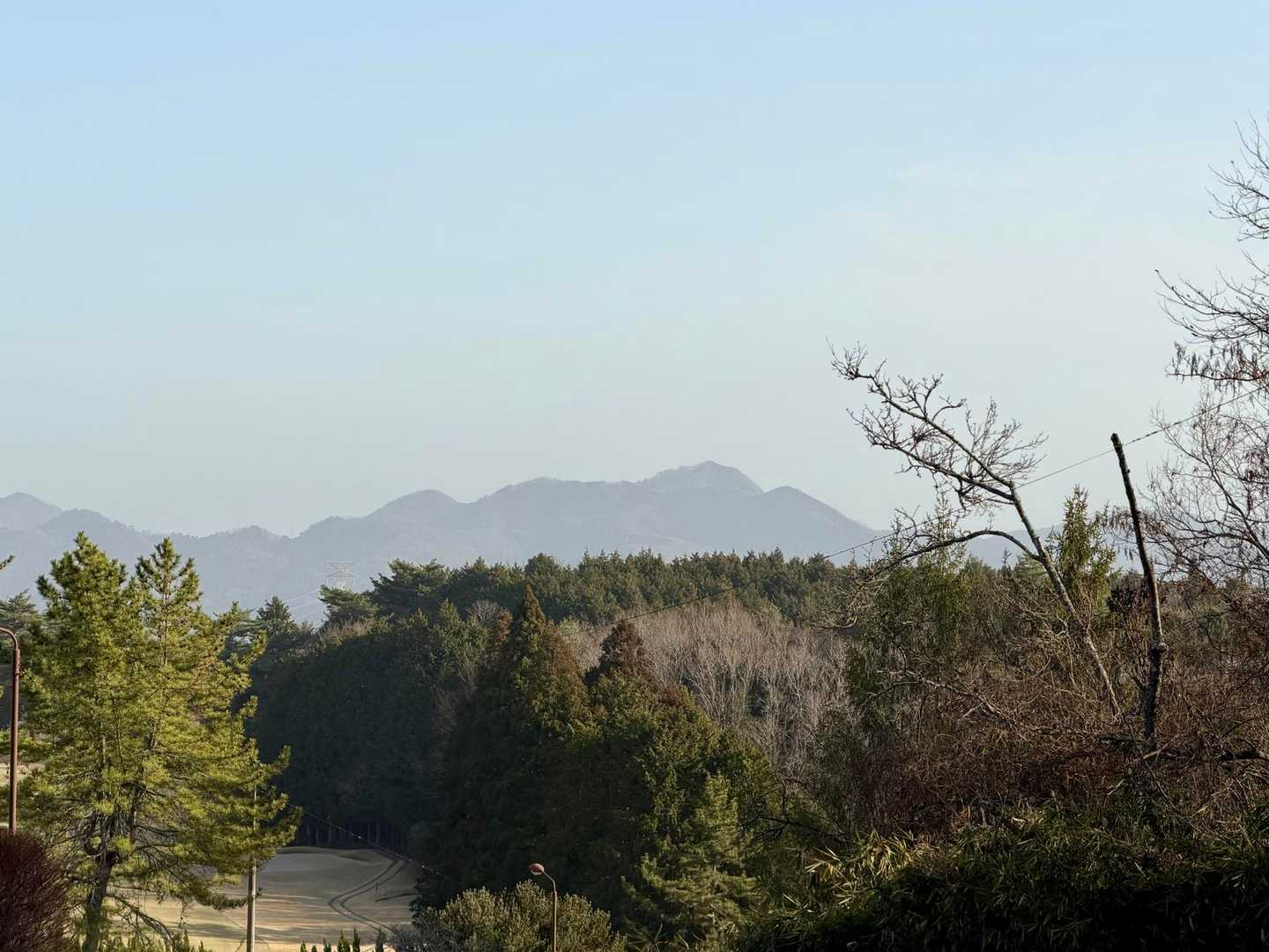 ゴルフ場⛳️から見える景色💕

なかなか良い‼️

あの山の形⁉️
なんて言う名前の山⁉️