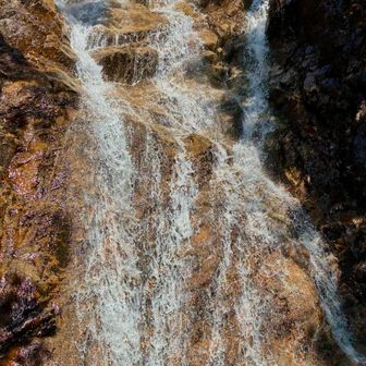 見事な滝です。

昔、一度見たことがありますが、改めてその見事さに驚きました🫢