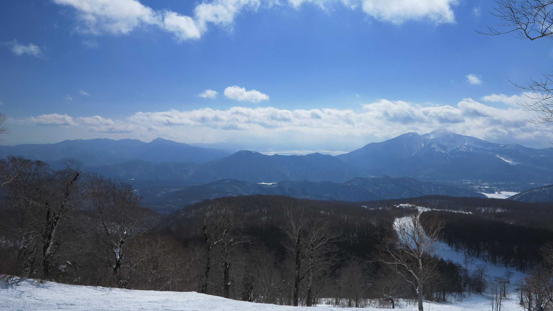 猪苗代湖を真ん中に、右に磐梯山、左は川桁山