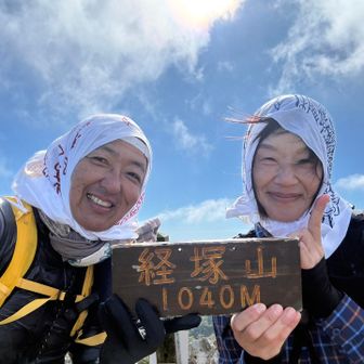 風が強いので手拭いを被ってみます😆
霊仙山が素敵な山過ぎて可笑しなノリになってます😅