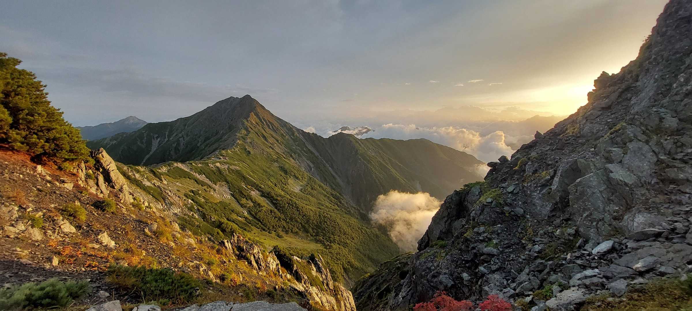 朝日を浴びる北岳と北岳山荘✨