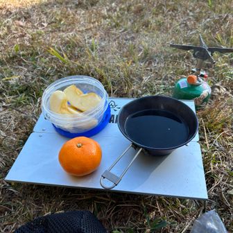 食後の山コーヒー☕リンゴとミカンを添えて
