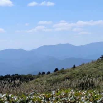 比婆山連山 正面に御陵、右に烏帽子山