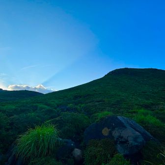 今から中岳。
この手前からの登山道が、数枚前の土石流痕で流されたやつ。