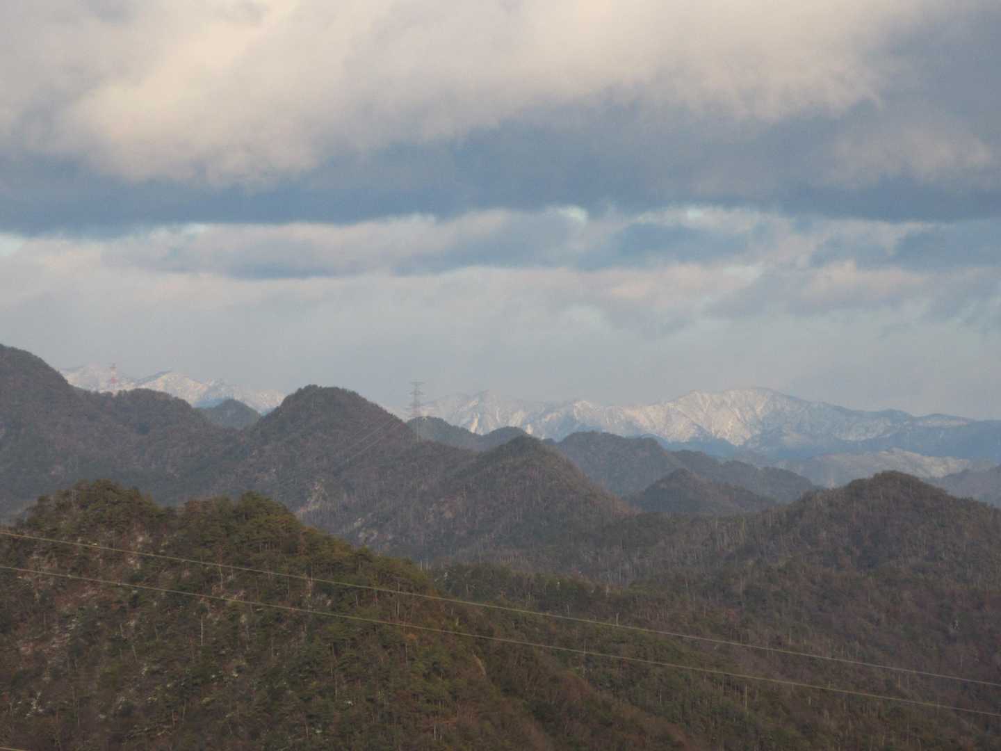 古城山→中央アルプス…と思ったら、奥三界岳だった（右奥の白い山）