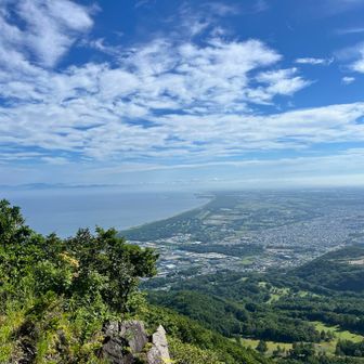 海の上に浮かぶのは暑寒別の山々