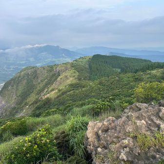山頂付近は岩場多めで楽しい