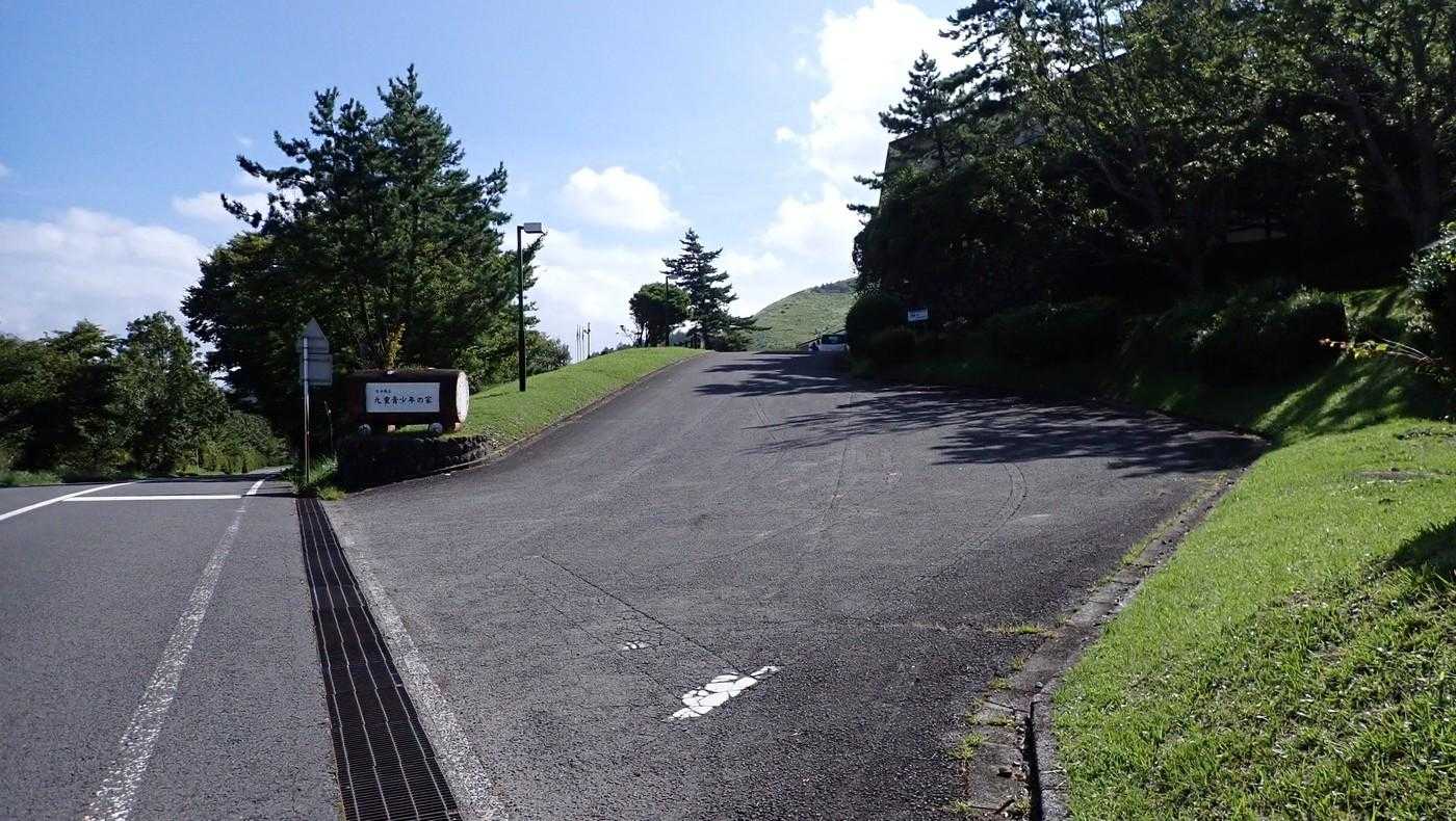 青少年の家の入口。
