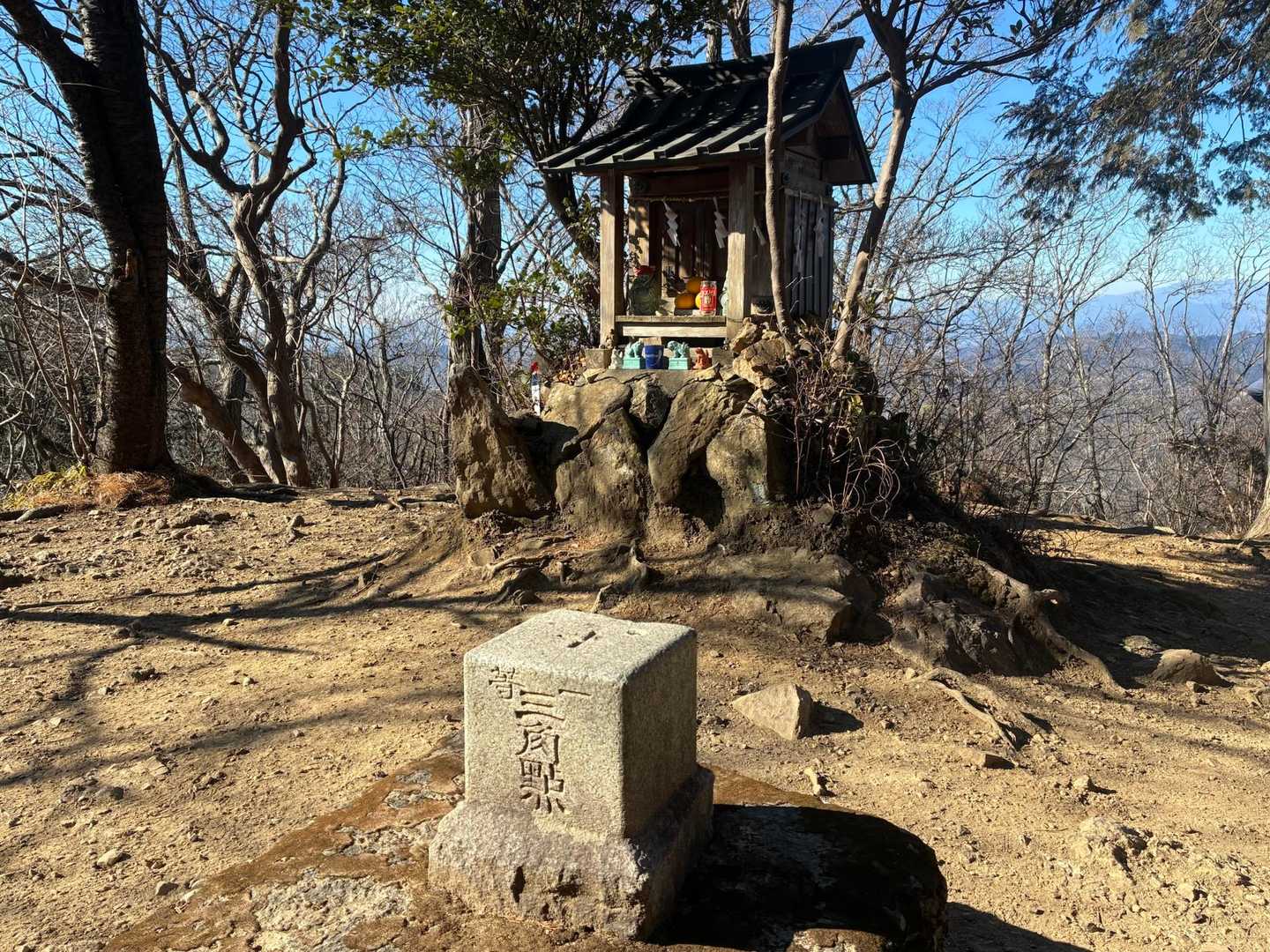 ここの一等三角点はびっくりするほどデカい‼️
…あとで調べたら。何と規格外の日本一デカい三角点だった。通常一辺18cmなのにこれは21cm。すごい‼️
