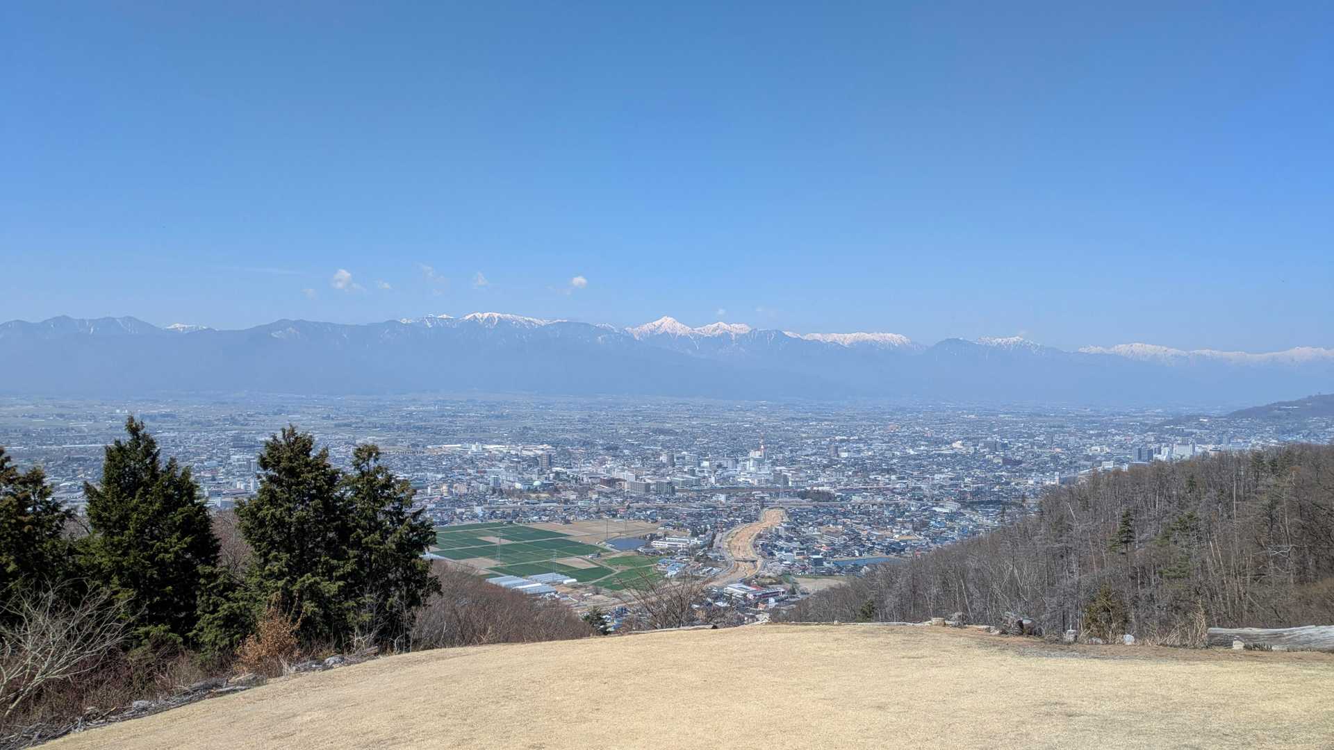 中山山頂の樹木葬地から
松本市街地、北アルプス