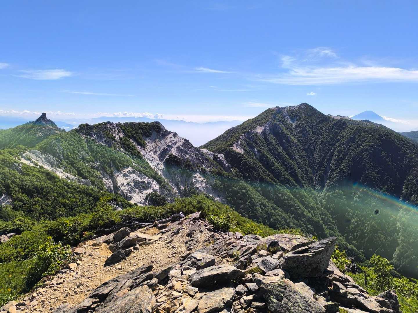 振り返って地蔵岳と赤抜沢ノ頭、観音岳、ちょっとだけ薬師岳と富士山。