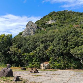 海側は大きな岩が沢山ある