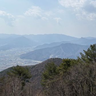 右寄りのチョンとした山が子檀嶺岳
青木村から見た形と大分違う