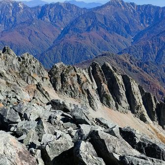 これも八つ峰。荘厳なので何回も撮った。八つ峰の向こうに、小さな小屋が見えた気がするが、あれは何小屋かなぁ？