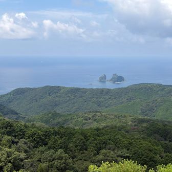 矢筈岳山頂近くの展望スポットから、再びにゃんこ岩。