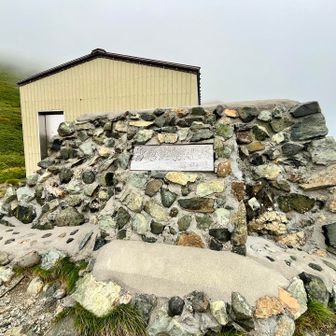 雪倉避難小屋まで辿り着きました🛖「辿り着く」という表現が全てを物語ってます😇これで雨が降っていたら遭難レベルです😱

この後の稜線歩きと白馬岳までの登りに備えて小屋で準備を整えます。