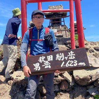 男岳標高は私の名前と同じヒロフミm
看板は南八幡平山岳会さんが新調し、副会長さんが担ぎ上げました