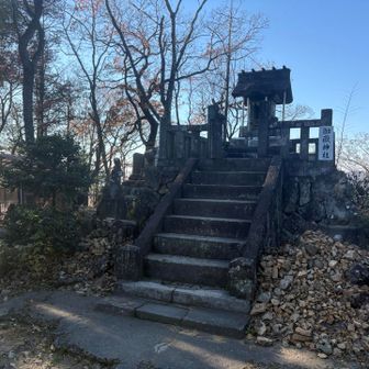 織姫神社をスタートして６時間。ようやく両崖山にたどり着きました。疲弊。
このまま直帰したかったのですが、どうしても天狗様の鼻を押さないと帰れません。帰るわけにはいかないのです。