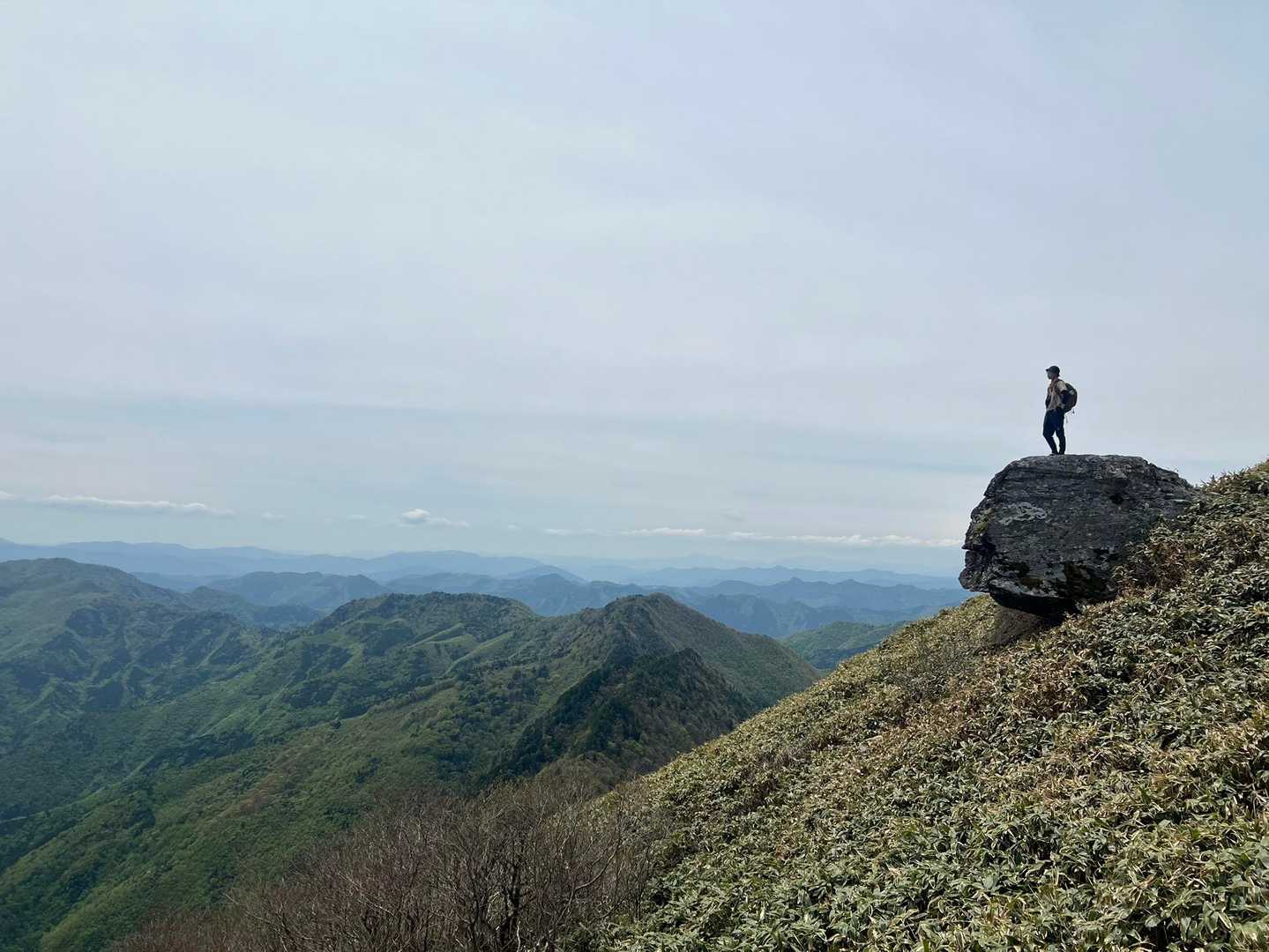 前回の瓶ヶ森遠征から一年。
どこまでも山が連続する深山幽谷の世界を再び拝むことができて嬉しい。