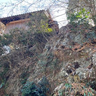 巨岩の上に迫り出すのが『清心亭』