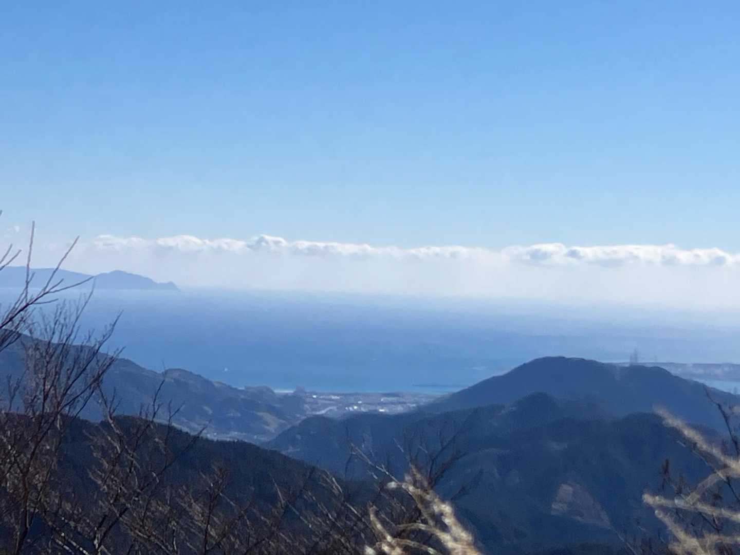 左に伊豆半島