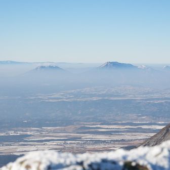 樹氷越しの阿蘇山