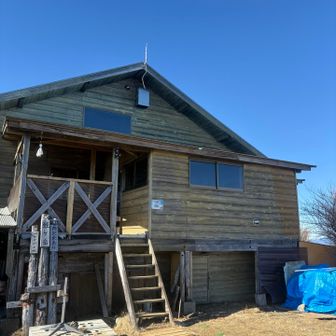山頂の山小屋。
カレーライスも食べ体も回復
充電器のケーブルを隣の席のお客さんや山小屋の人に借りて助かった。