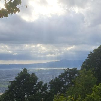 比叡山方面😆

雲の隙間からシャー✨がスポットライトのように琵琶湖を照してて、こんなにハッキリ見えたのは初めて‼️
テンション上がって、めっちゃ写真撮ってた😂