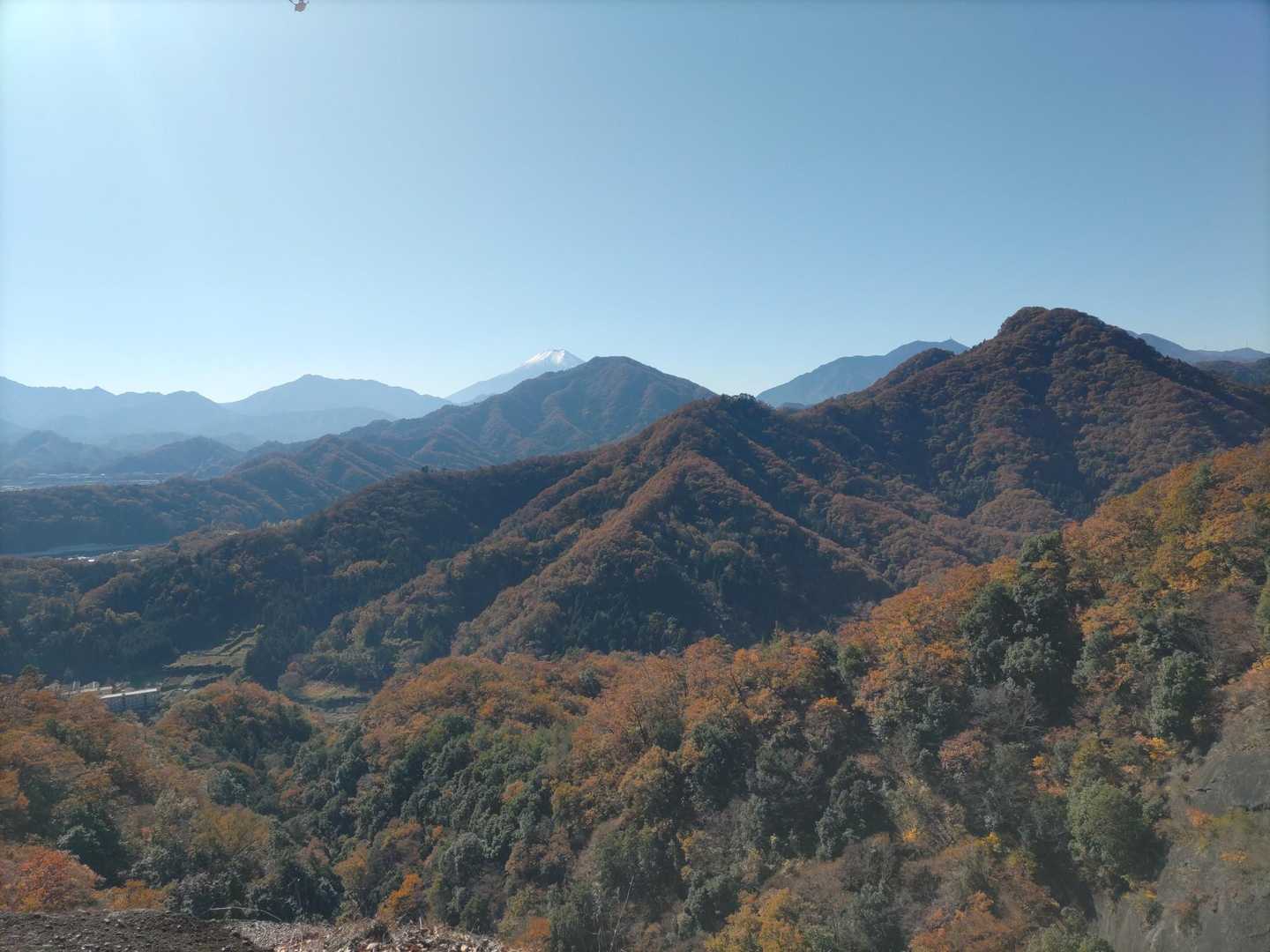 岩殿山周回 | 大月駅の背後にそびえる富士展望の山。山城跡からスリルの大岩壁への写真