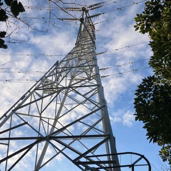鉄塔が建ってます