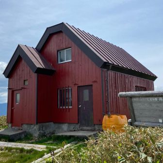 丹後小屋🛖、、、何年振り、、、⁉️
扉が氷🧊つき開かないのでガスバーナー🔥で溶かして扉を開けて仮眠出来た思い出有り、、、景鶴までスキー縦走