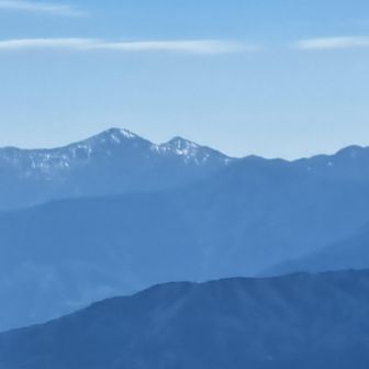 雪を残した矢筈山