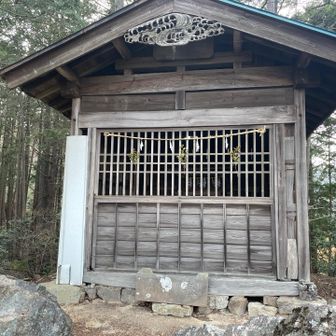 御嶽山山頂の神社⛩️に手を合わせます🙏