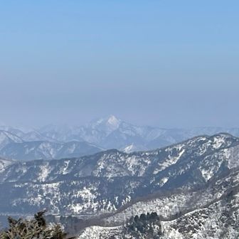 能郷白山の右奥に見えた真ん中にあるツンとしたお山がどこなんだろうってめっちゃ気になったけど…AR山ナビみても出てこなかった😆　旦那さんは荒島岳では？って言うし、位置的はそうなんだけど….わかる人、教えてください😌